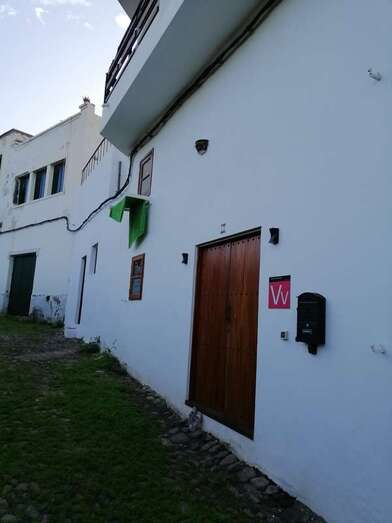 Imagen del tendedero desplegable sobre el Callejón de la Fuente (Foto TA)