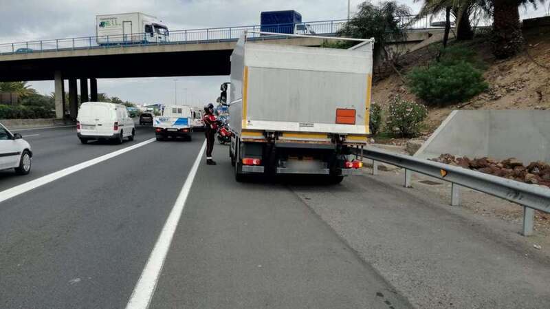 Controles de vehículos de transporte de mercancías peligrosas en la GC-1 (Foto TA)