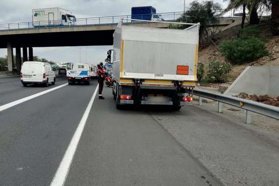 Controles de la Policía Canaria en la GC-1 a su paso por Telde y en las instalaciones de Gando (Foto TA)