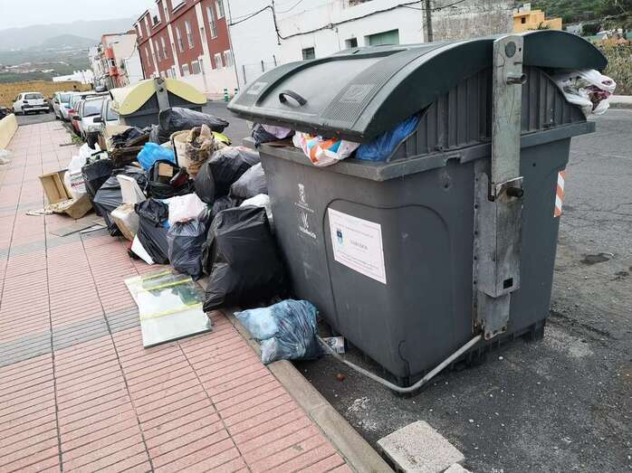 Imagen de las bolsas de basura sobre la acera (Foto tA)