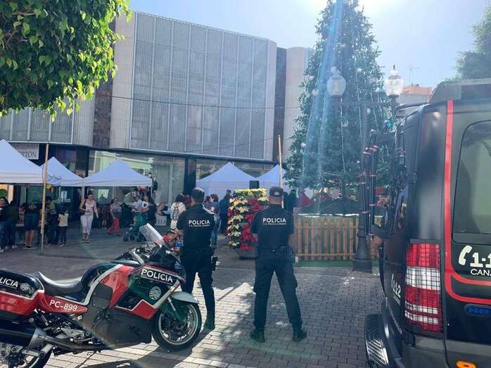 Agentes de la Policía Canaria, este mediodía en Los Llanos (Foto TA)