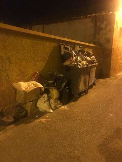 El servicio de recogida de residuos lleva tres días sin aparecer por Caserones Bajos