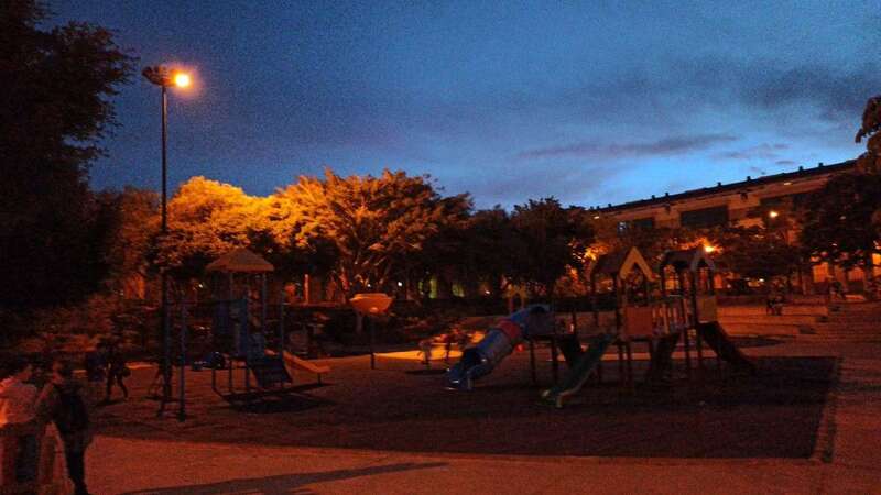 Imagen remitida hace unos minutos por un lector de TA sobre la deficiente iluminación del parque infantil (Foto TA)
