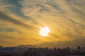 Primer atardecer del año en Telde con calima y nubes bajas (Foto Antonio Rico)