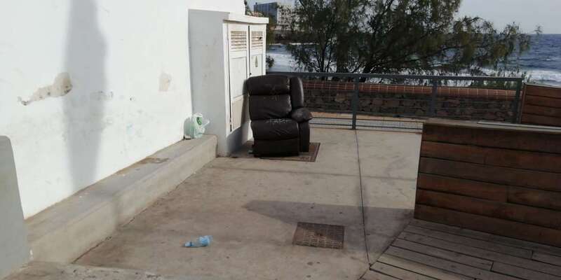 Sillón vertido en la escalera que baja de la calle de Margarita al paseo marítimo de La Garita (Foto TA)