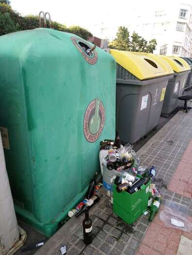 Envases de vidrio amontonados sobre la acera de la calle de Cantonera (Foto TA)