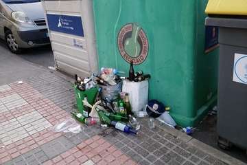 El vidrio se acantona sobre la acera en Picachos (Foto TA)