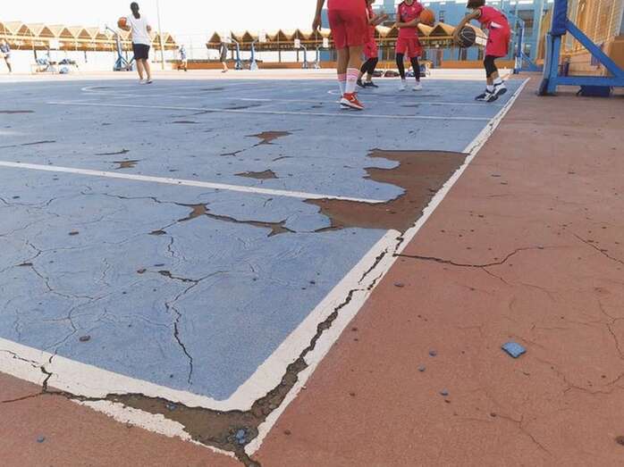 El pavimento de las canchas de Narea se resquebraja (Foto TA)