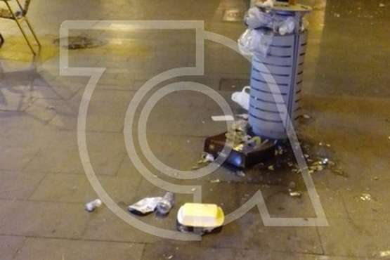 Suciedad en Los Llanos tras los actos festivos de la Noche de Reyes (Foto TA)