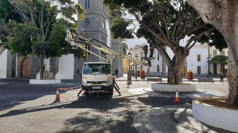 Trabajos de retirada de la iluminación navideña de la plaza de San Juan (Foto TA)