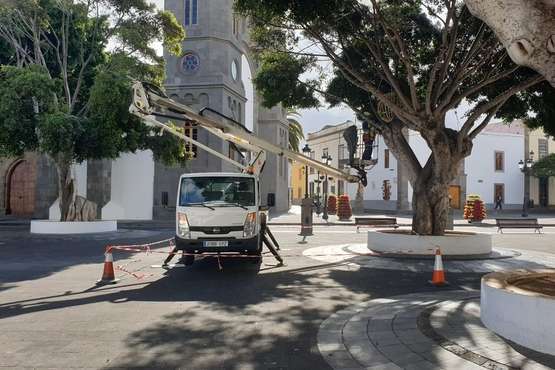 Elecnor retira la iluminación navideña de calles y plazas de Telde (Foto TA)