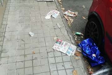 La basura empapela la calle Drago (Foto TA)