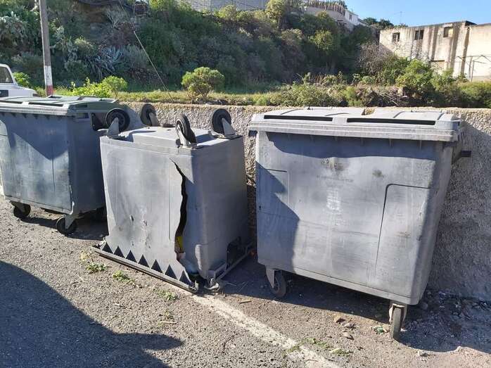 Contenedores con las ruedas hacia arriba y roto (Foto TA)