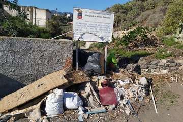 Los vecinos denuncian desidia en el servicio de recogida de residuos (Foto TA)