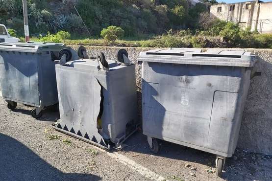 Los vecinos denuncian desidia en el servicio de recogida de residuos (Foto TA)