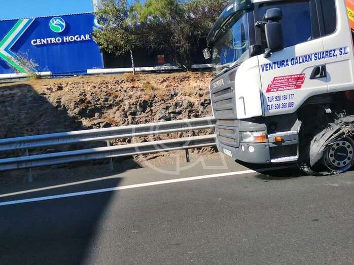 Imagen de camión afectado por el reventón (Foto TA)