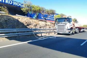 Un camión articulado revienta su rueda en la GC-1, a la altura de Telde (Foto TA)