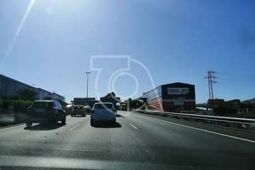 Un camión articulado revienta su rueda en la GC-1, a la altura de Telde (Foto TA)