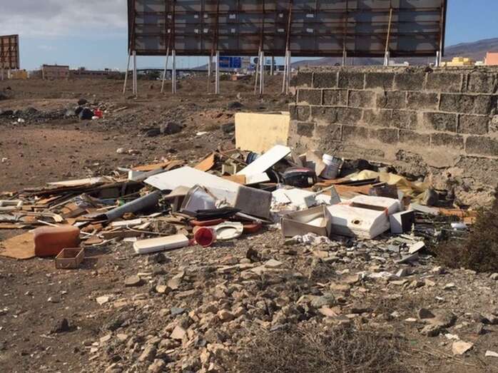 Basuras en la zona este de El Goro industrial (Foto TA)