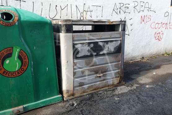  Queman un contenedor de recogida selectiva de cartón en el casco histórico (Foto TA)