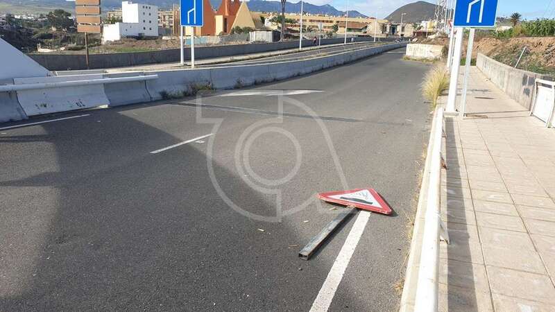 Señal tirada sobre el asfalto desde hace tres semanas (Foto TA)