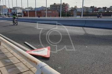 Señal de la desidia en el viaducto de Las Longueras (Foto TA)