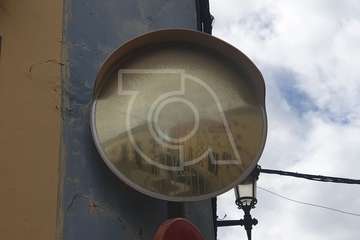 
Un espejo de tráfico inservible por la suciedad en San Juan (Foto TA)
