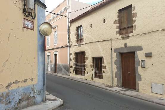 
Un espejo de tráfico inservible por la suciedad en San Juan (Foto TA)
