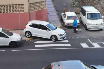 Aparcado sobre la acera y un paso de peatones en Los Llanos (Foto TA)