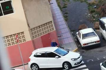 Aparcado sobre la acera y un paso de peatones en Los Llanos (Foto TA)