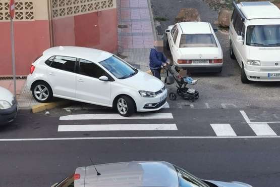 Aparcado sobre la acera y un paso de peatones en Los Llanos (Foto TA)