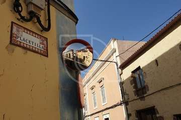 El viejo y el nuevo espejo de tráfico en la confluencia de las calles de Placetilla y Comandante Franco, en la parte baja de San Juan (Foto TA)