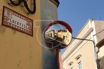 El viejo y el nuevo espejo de tráfico en la confluencia de las calles de Placetilla y Comandante Franco, en la parte baja de San Juan (Foto TA)