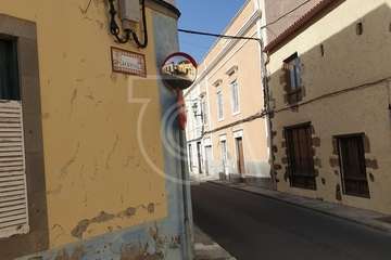 El viejo y el nuevo espejo de tráfico en la confluencia de las calles de Placetilla y Comandante Franco, en la parte baja de San Juan (Foto TA)