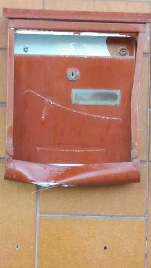 Uno de los buzones dañados por los petardos (Foto TA)