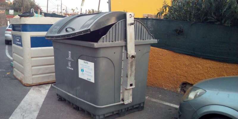 Uno de los contenedores con la tapa desencajada en la calle de Ceres (Foto TA)