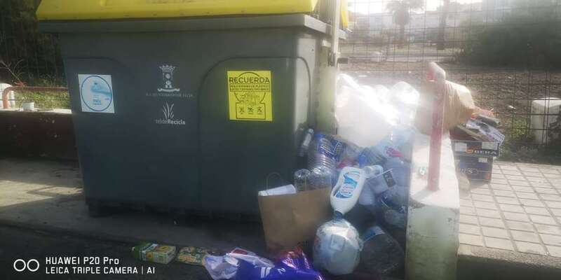Basura en plena calle junto a un contenedor en La Garita (Foto TA)