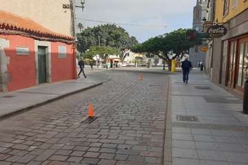 Enésima reparación del adoquinado colocado años atrás en la calle principal del casco histórico de Telde (Foto TA)