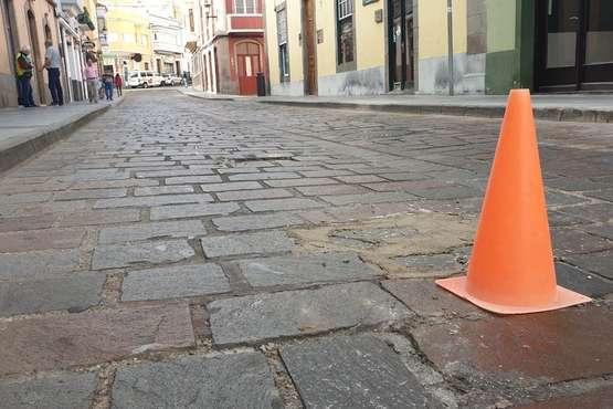 Enésima reparación del adoquinado colocado años atrás en la calle principal del casco histórico de Telde (Foto TA)