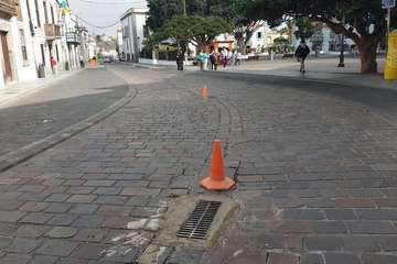 Enésima reparación del adoquinado colocado años atrás en la calle principal del casco histórico de Telde (Foto TA)