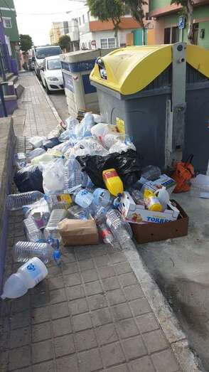 Imagen de un recipiente con envases a su alrededor debido a que no cabe ni uno más en el depósito (Foto TA)