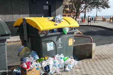 Los recipientes para la recogida de plástico rebosan en varios puntos de Telde (Foto TA)