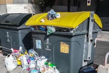 Los recipientes para la recogida de plástico rebosan en varios puntos de Telde (Foto TA)