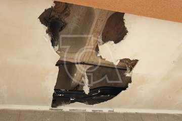  Intervención de los bomberos en La Garita ante la caída de cascotes en el centro comercial abandonado (Foto TA)