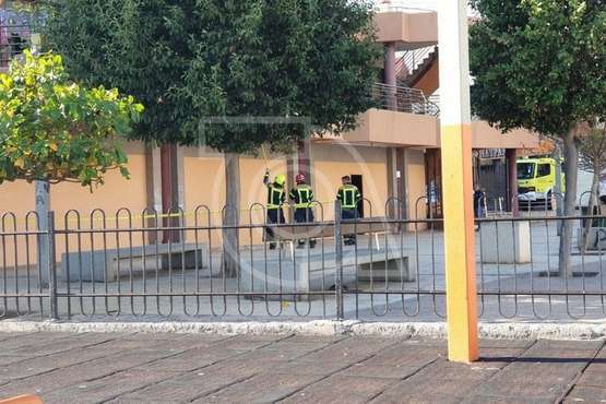  Intervención de los bomberos en La Garita ante la caída de cascotes en el centro comercial abandonado (Foto TA)