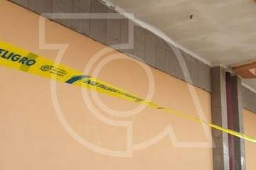  Intervención de los bomberos en La Garita ante la caída de cascotes en el centro comercial abandonado (Foto TA)