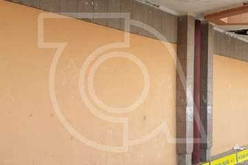  Intervención de los bomberos en La Garita ante la caída de cascotes en el centro comercial abandonado (Foto TA)