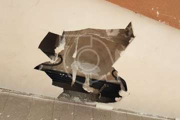  Intervención de los bomberos en La Garita ante la caída de cascotes en el centro comercial abandonado (Foto TA)