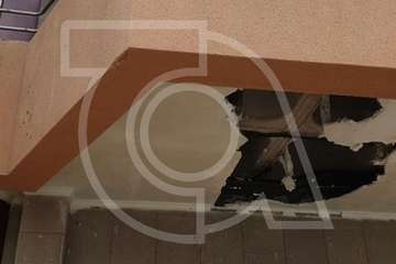  Intervención de los bomberos en La Garita ante la caída de cascotes en el centro comercial abandonado (Foto TA)