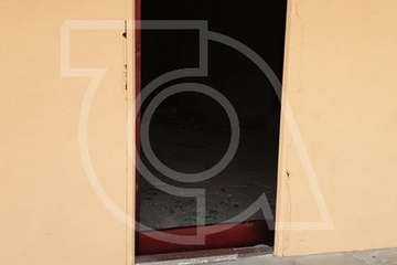  Intervención de los bomberos en La Garita ante la caída de cascotes en el centro comercial abandonado (Foto TA)